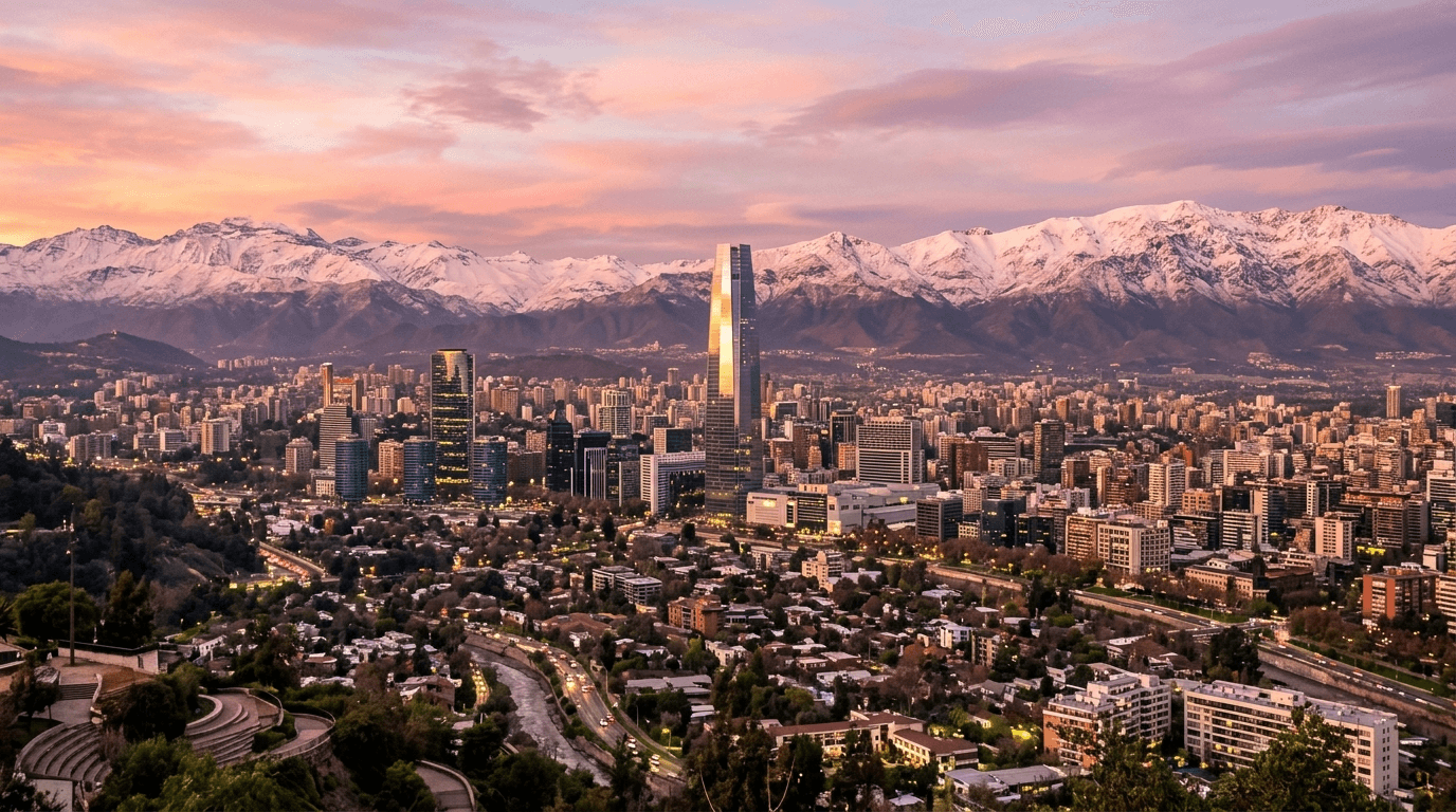 Vista panorâmica de Santiago do Chile com a Cordilheira dos Andes nevada ao fundo iluminada pelo pôr do sol